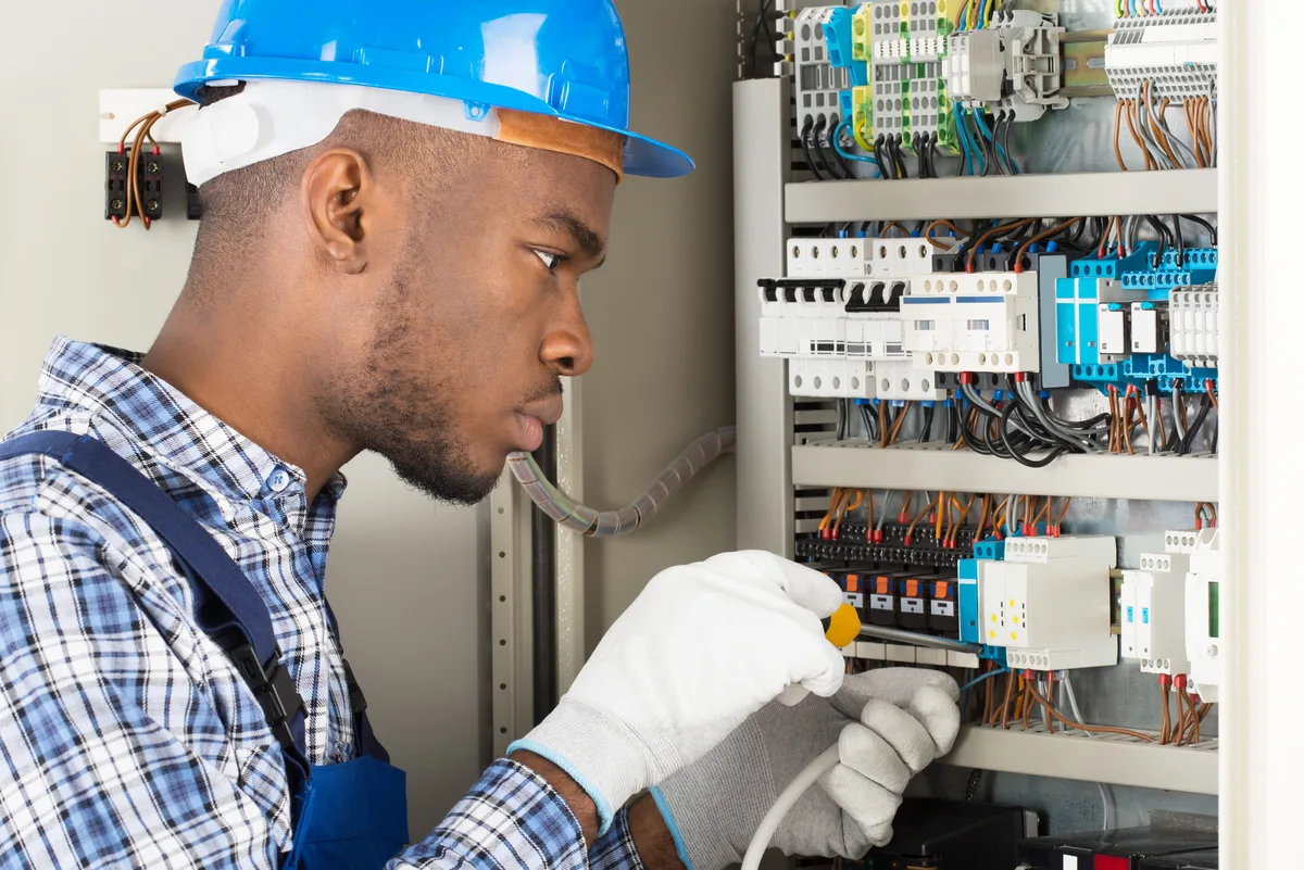 Électricien professionnel au travail — Électricien Tours SDE, Tours